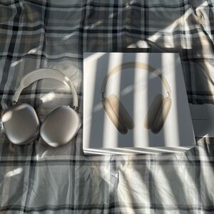 Apple Airpods Max’s in Silver White